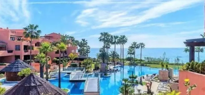 Продажа апартаментов на среднем этаже в New Golden Mile 0