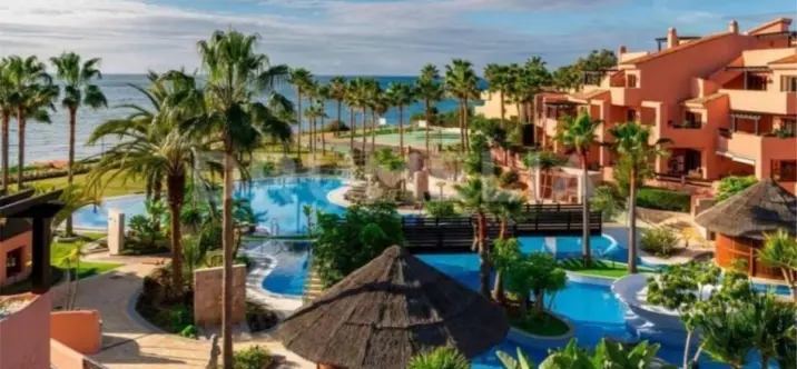 Продажа апартаментов на среднем этаже в New Golden Mile 1