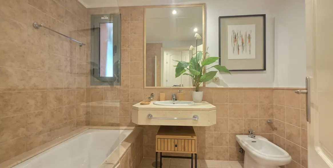 Sale of ground floor apartment in Estepona 13