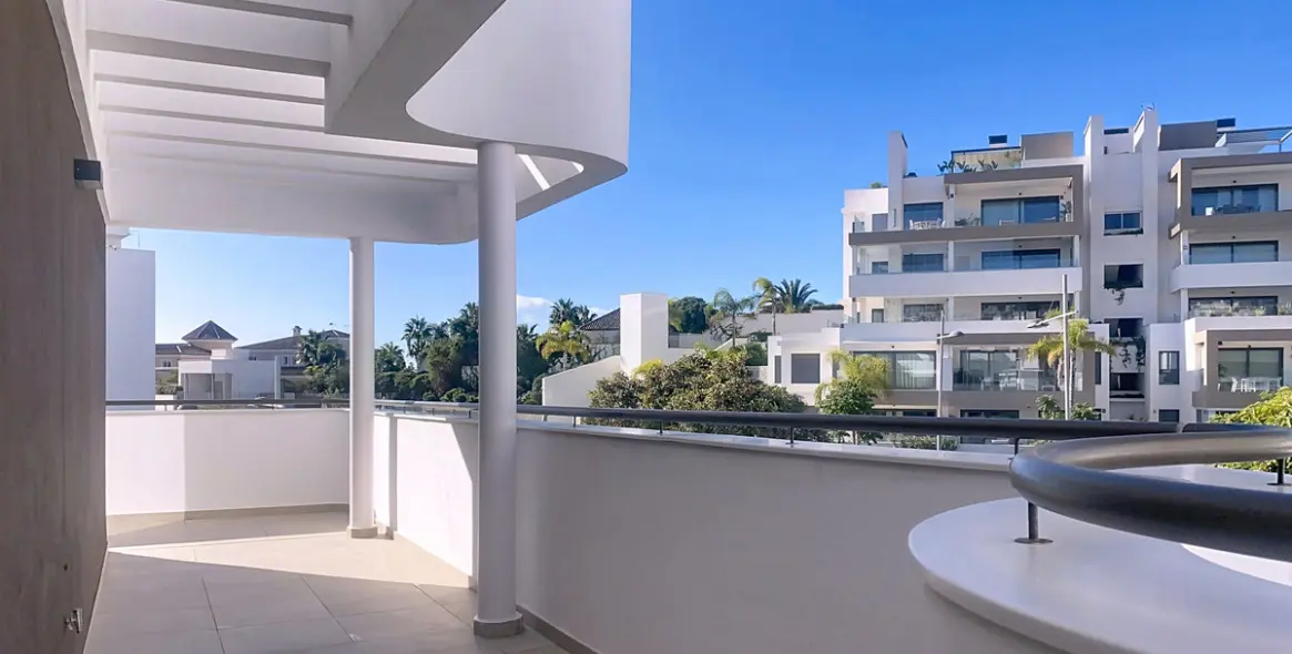 Sale of penthouse duplex in Estepona 25