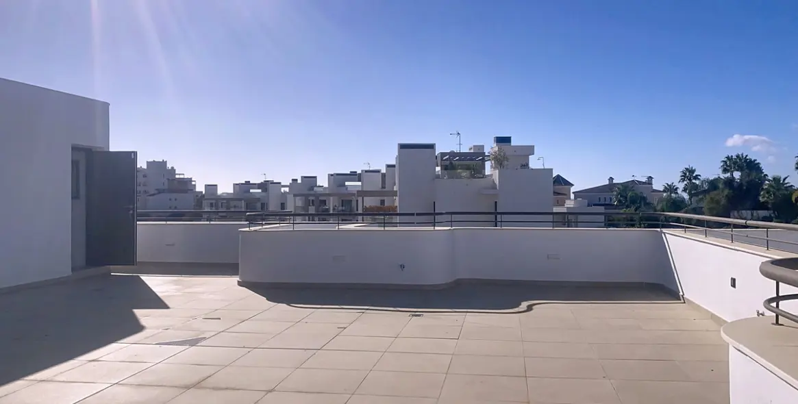 Sale of penthouse duplex in Estepona 30