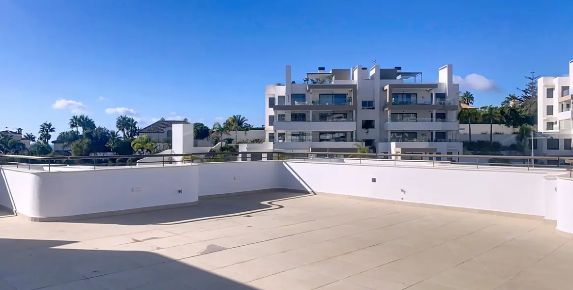 Sale of penthouse duplex in Estepona 39