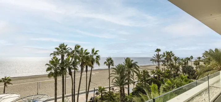 Venta de apartamento en planta media en Estepona 0