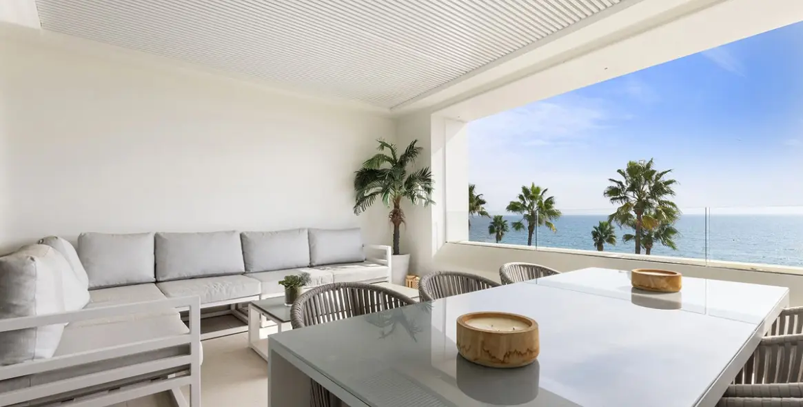 Venta de apartamento en planta media en Estepona 2
