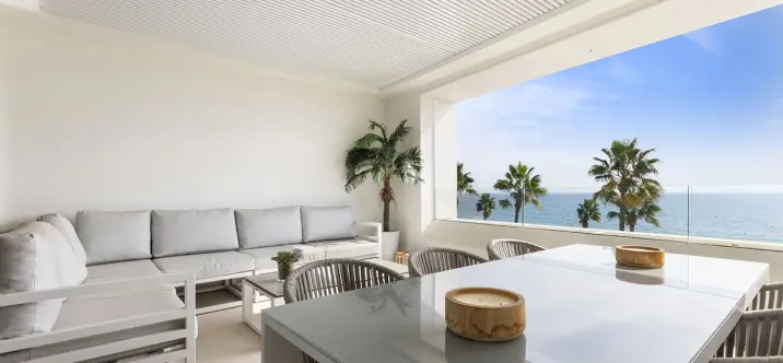 Venta de apartamento en planta media en Estepona 1