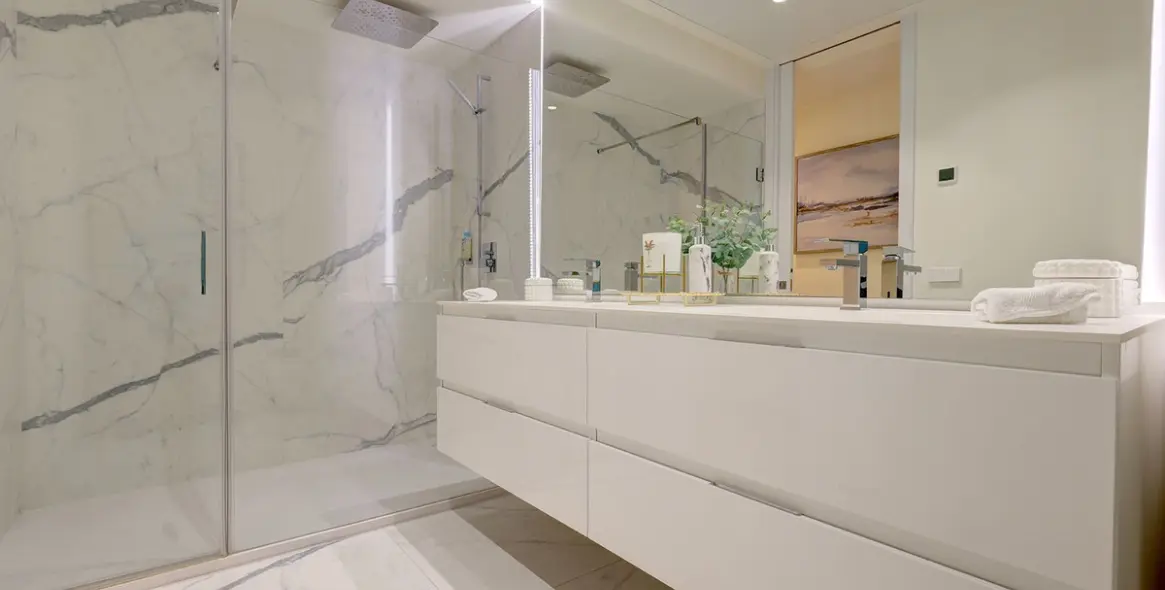 Venta de apartamento en planta media en Estepona 8