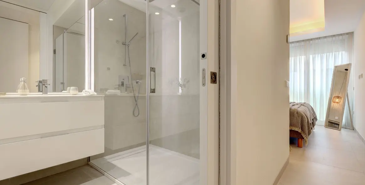 Venta de apartamento en planta media en Estepona 9