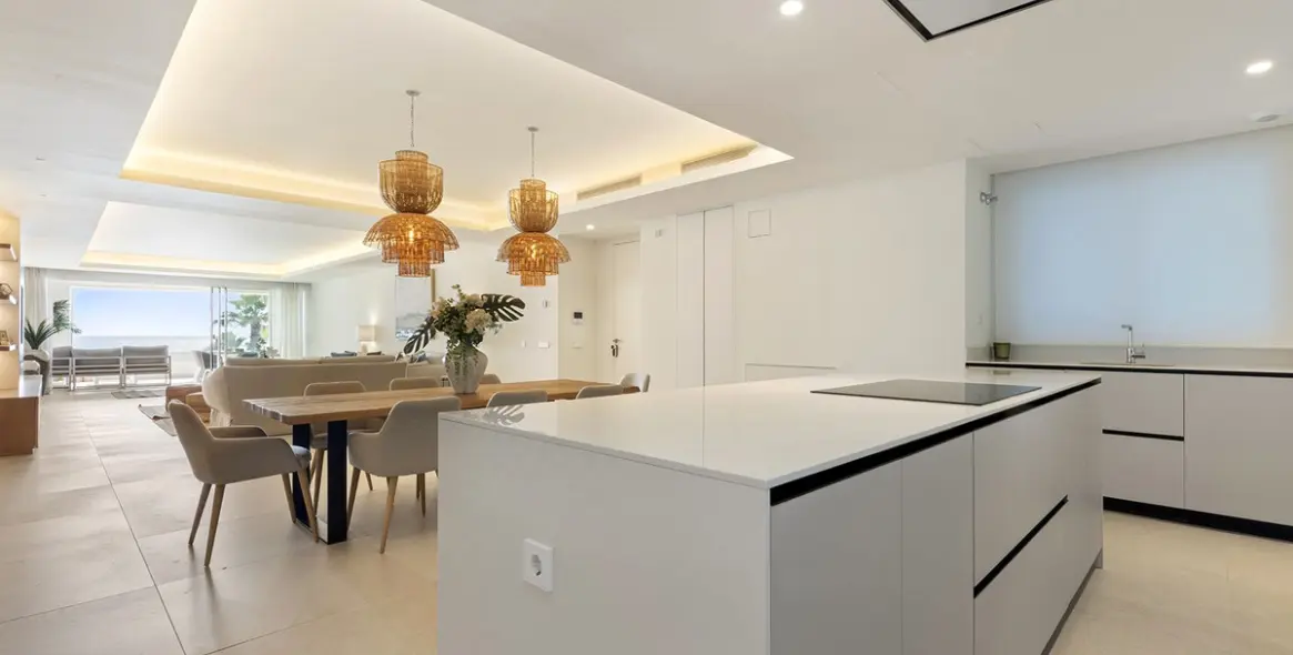 Venta de apartamento en planta media en Estepona 10