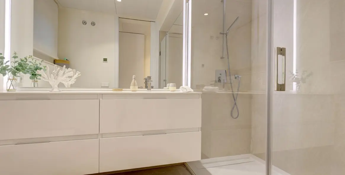 Venta de apartamento en planta media en Estepona 11