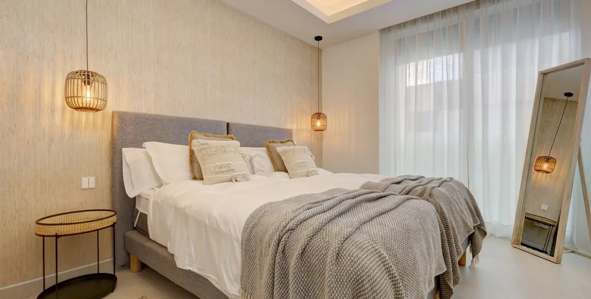 Venta de apartamento en planta media en Estepona 12