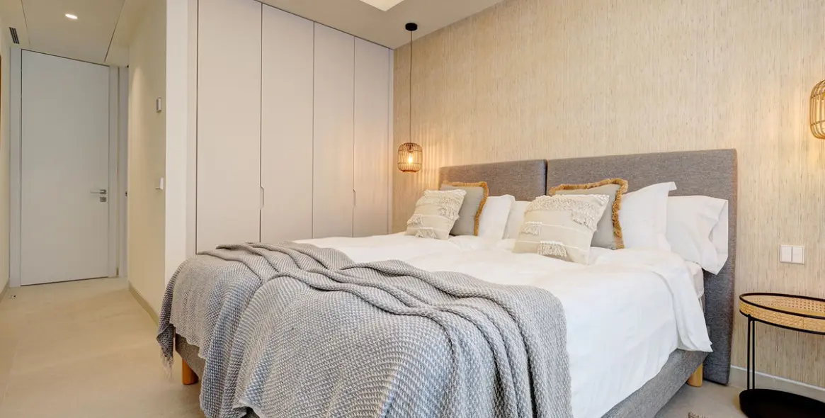 Venta de apartamento en planta media en Estepona 13