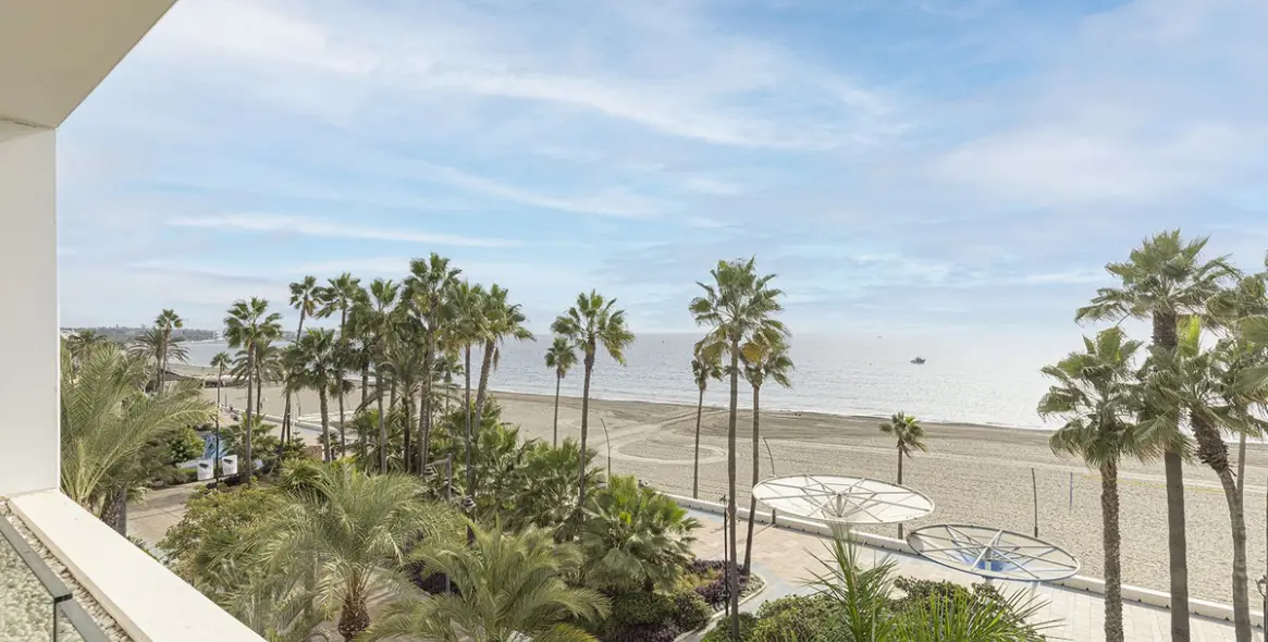 Venta de apartamento en planta media en Estepona 16