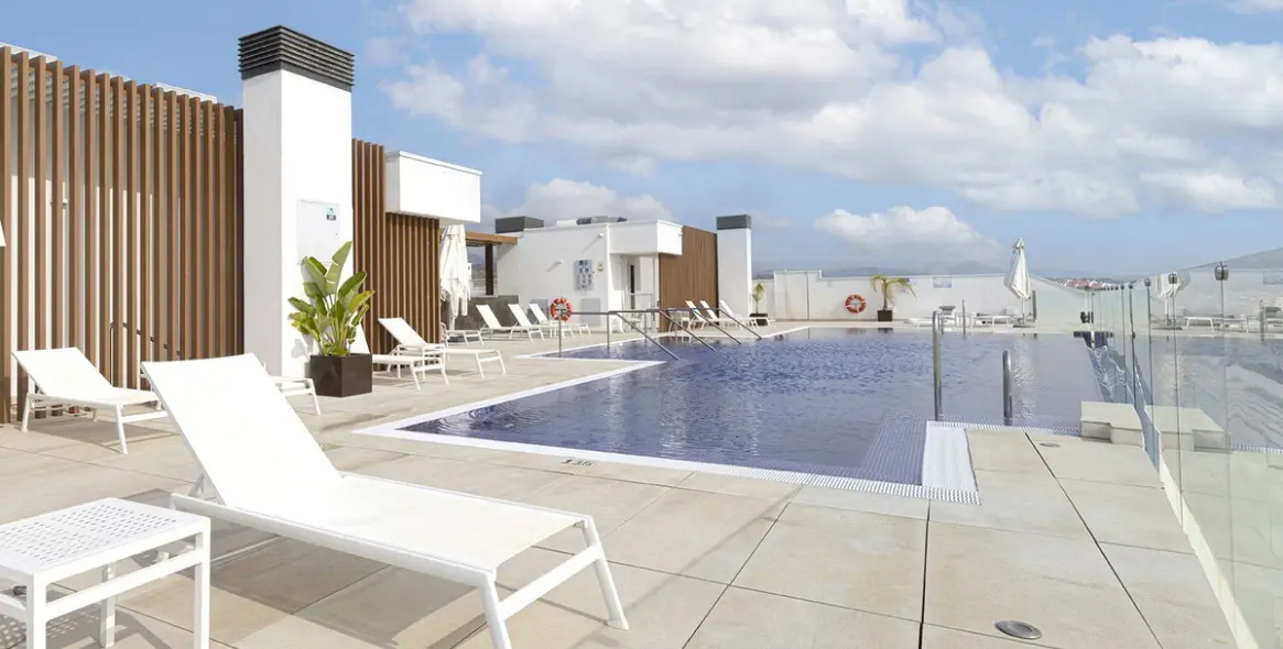 Venta de apartamento en planta media en Estepona 17