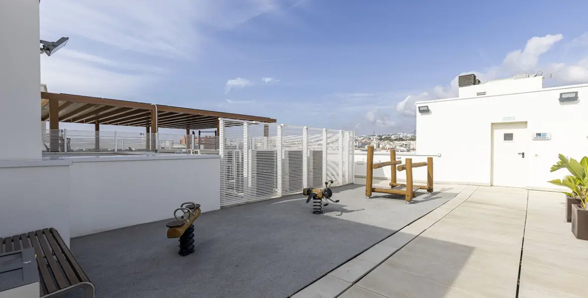 Venta de apartamento en planta media en Estepona 20