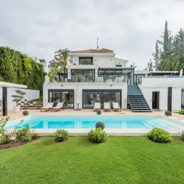 Продажа  отдельно стоящей виллы в Nueva Andalucía