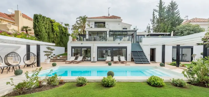 Продажа  отдельно стоящей виллы в Nueva Andalucía 0