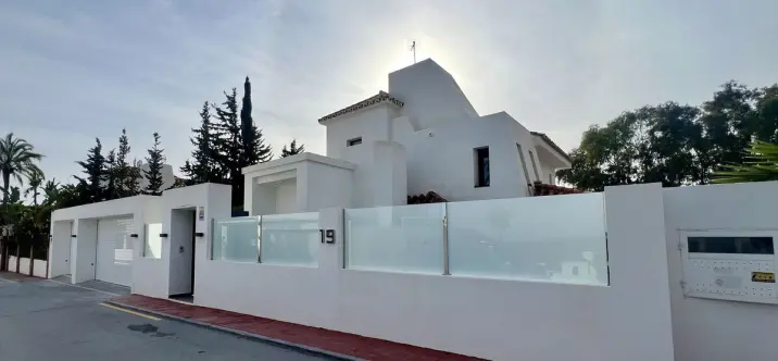 Продажа  отдельно стоящей виллы в Nueva Andalucía 2