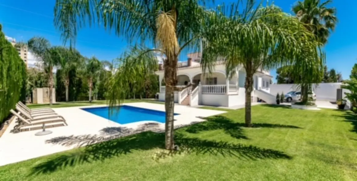 Venta de villa independiente en Nueva Andalucía 3