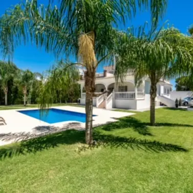 Venta de villa independiente en Nueva Andalucía