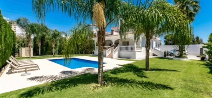 Venta de villa independiente en Nueva Andalucía 2