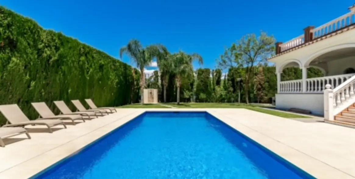 Venta de villa independiente en Nueva Andalucía 4