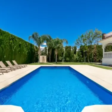 Venta de villa independiente en Nueva Andalucía