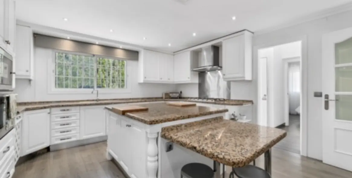 Venta de villa independiente en Nueva Andalucía 18