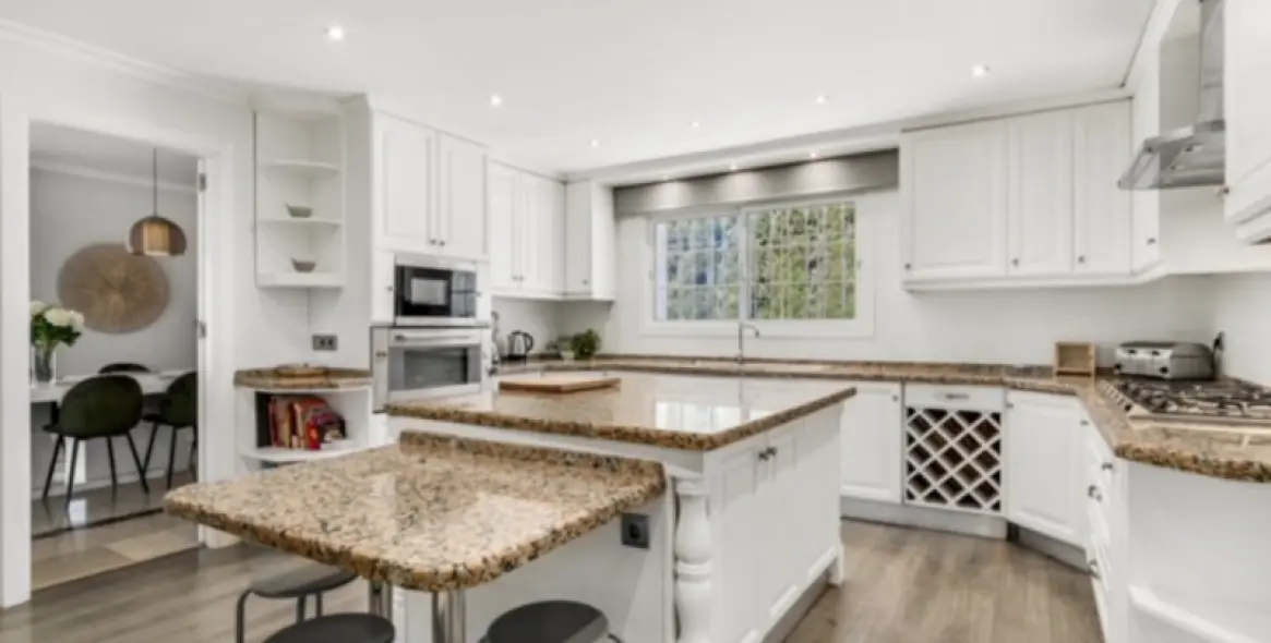 Venta de villa independiente en Nueva Andalucía 19