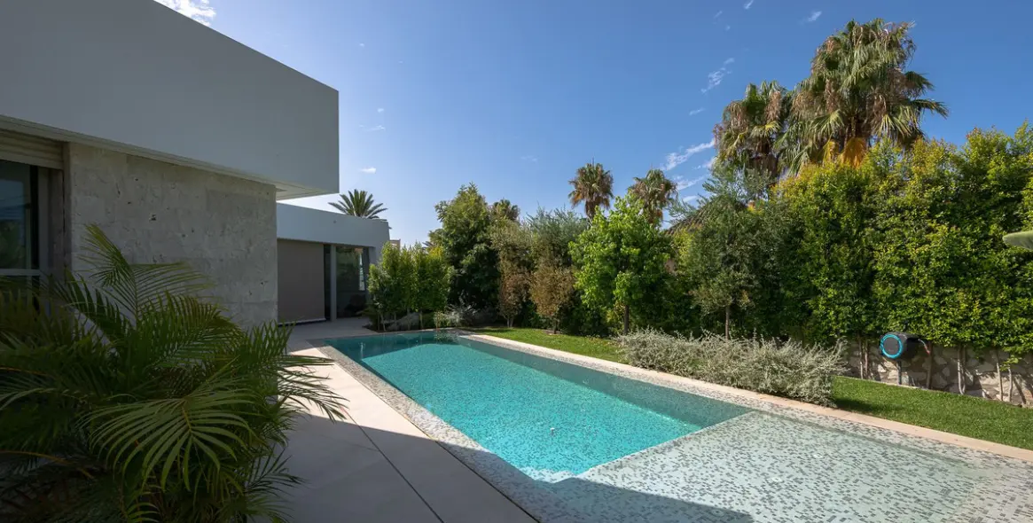 Продажа  отдельно стоящей виллы в Marbesa 22