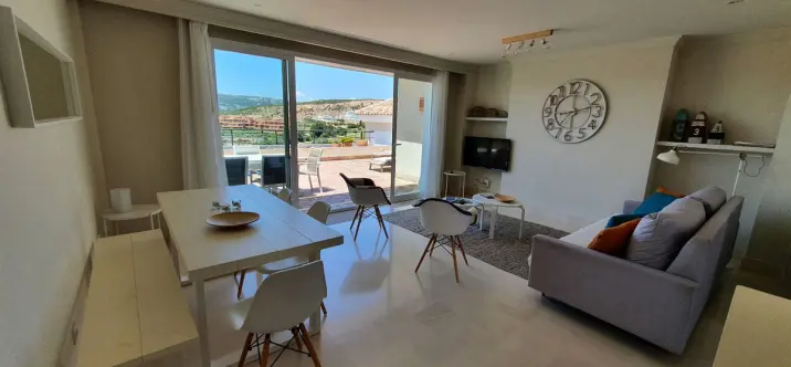 Alquiler a largo plazo de apartamento en planta baja en Casares Playa 0