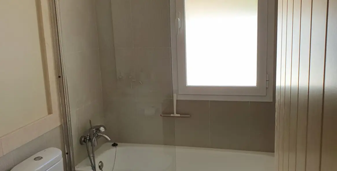 Alquiler a largo plazo de apartamento en planta baja en Casares Playa 12