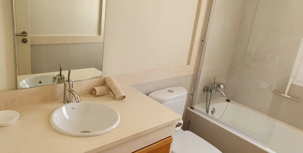 Alquiler a largo plazo de apartamento en planta baja en Casares Playa 13