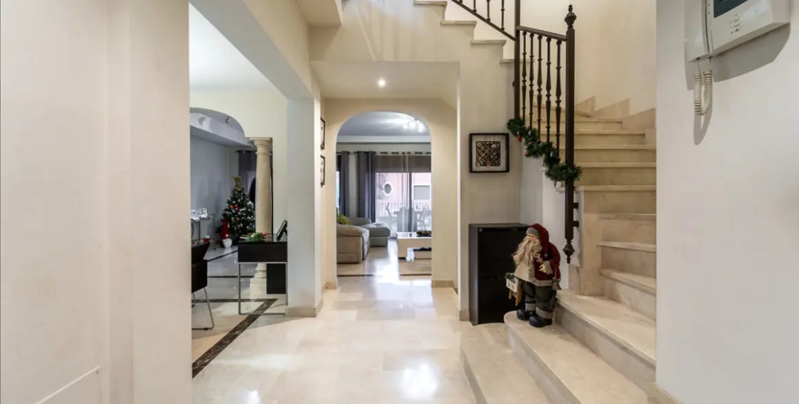 Продажа дома на две семьи в Estepona 3