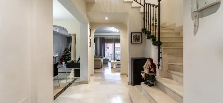 Продажа дома на две семьи в Estepona 2