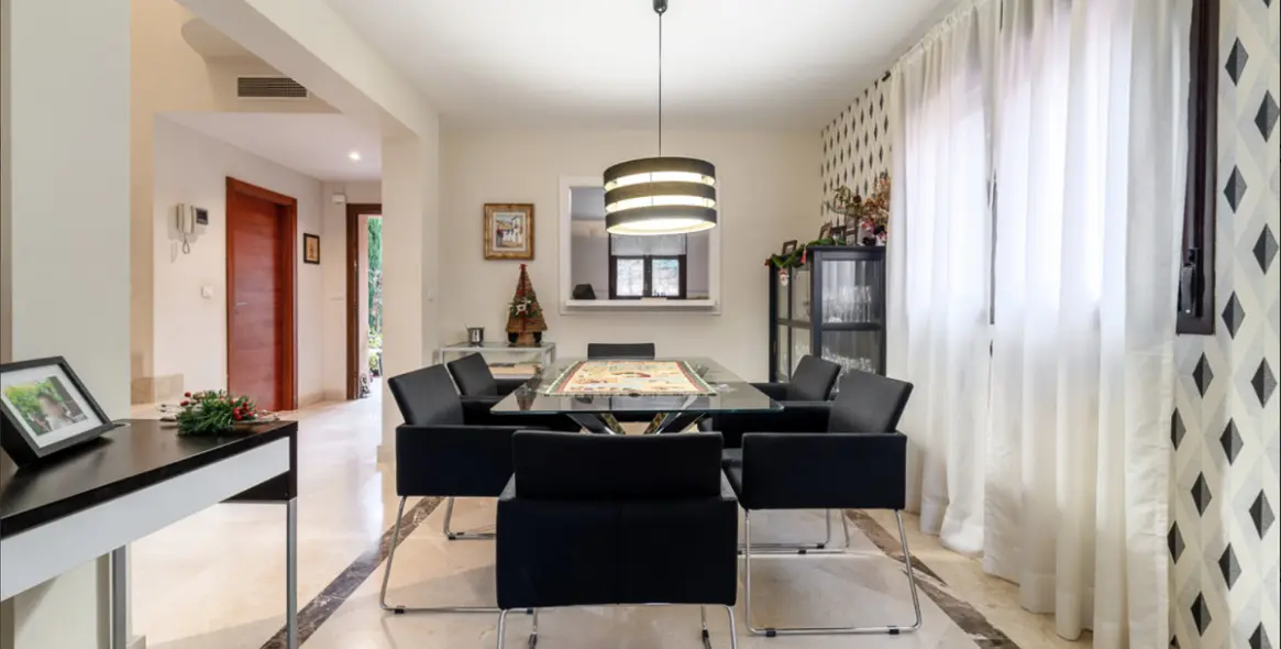 Продажа дома на две семьи в Estepona 7