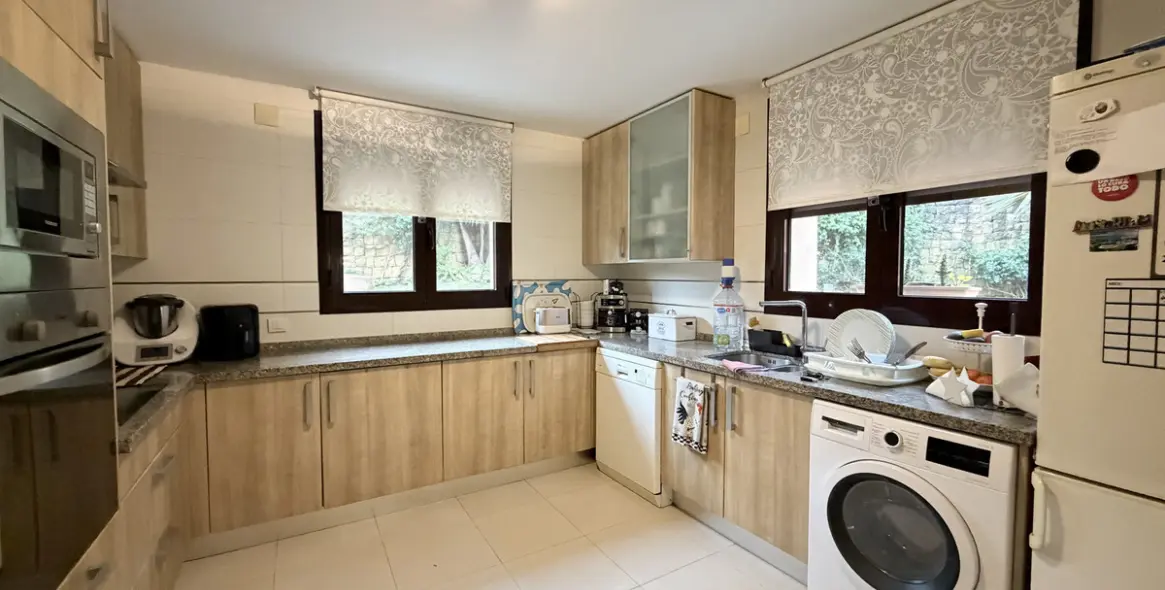 Продажа дома на две семьи в Estepona 9