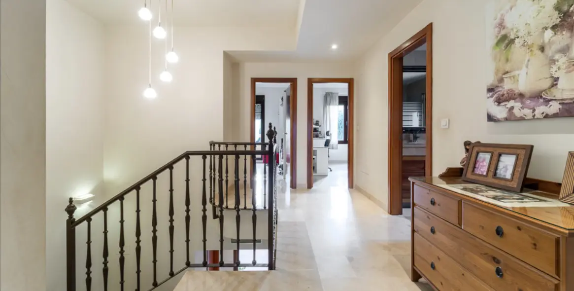 Продажа дома на две семьи в Estepona 10