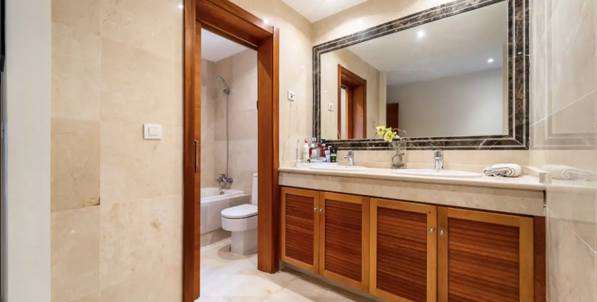 Продажа дома на две семьи в Estepona 12