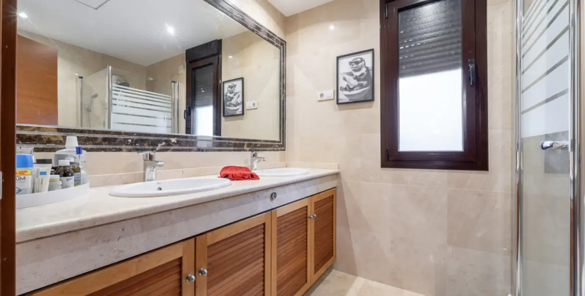 Продажа дома на две семьи в Estepona 14