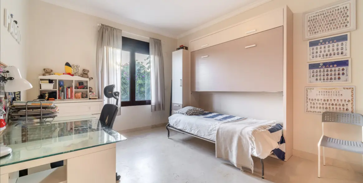 Продажа дома на две семьи в Estepona 15