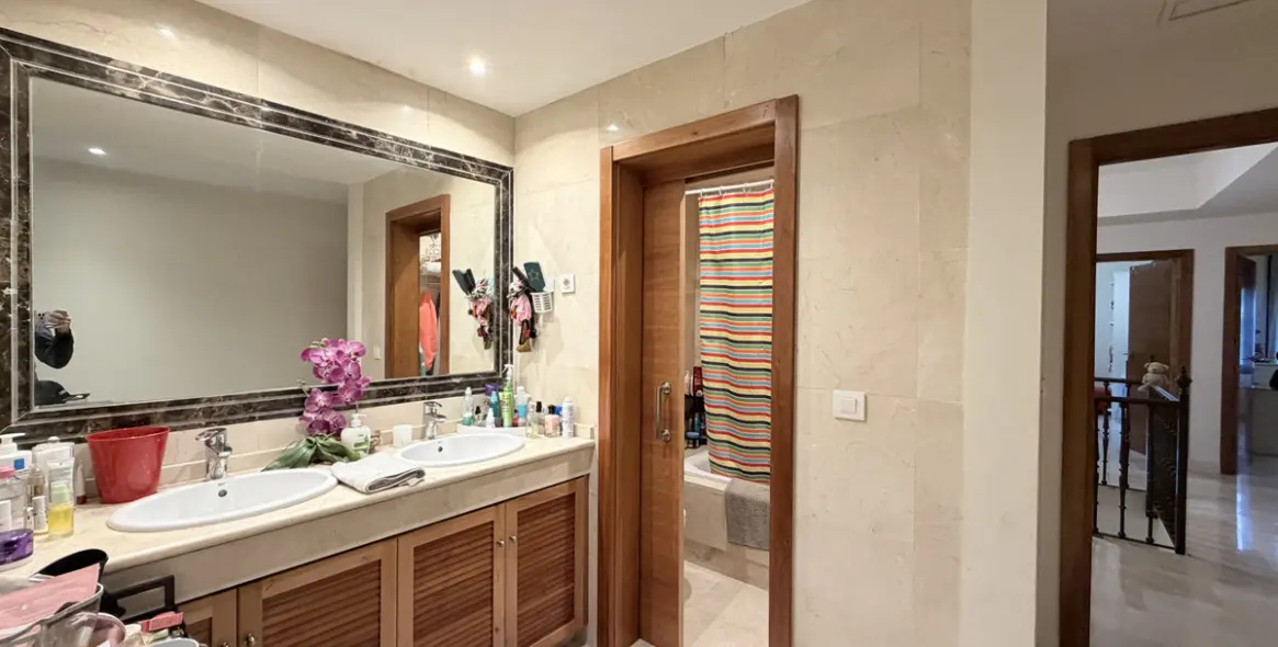 Продажа дома на две семьи в Estepona 16