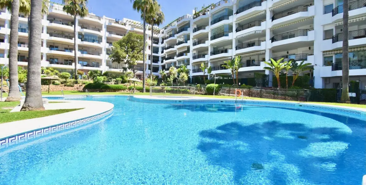 Продажа апартаментов на первом этаже в Calahonda 43