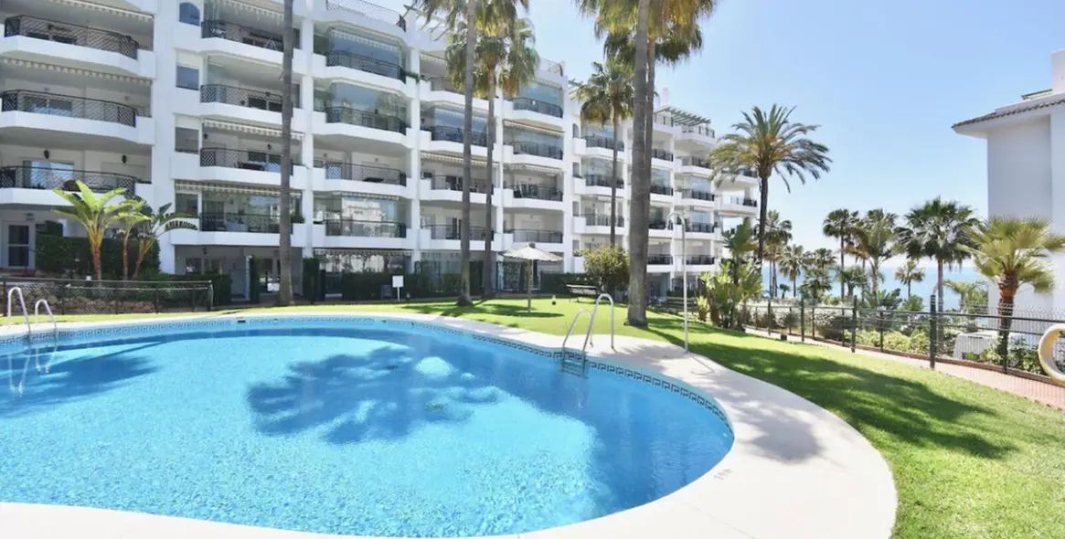 Продажа апартаментов на первом этаже в Calahonda 44