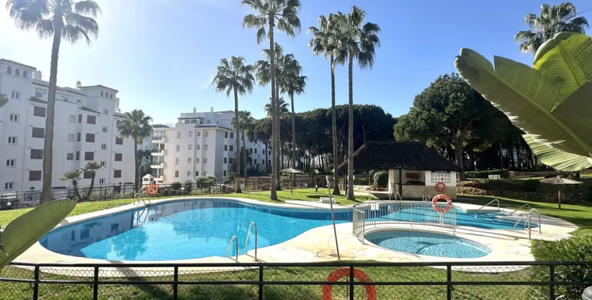 Продажа апартаментов на первом этаже в Calahonda 49