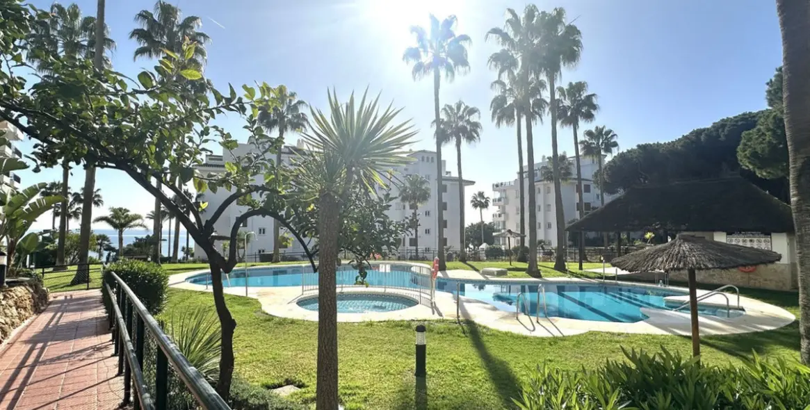 Продажа апартаментов на первом этаже в Calahonda 50