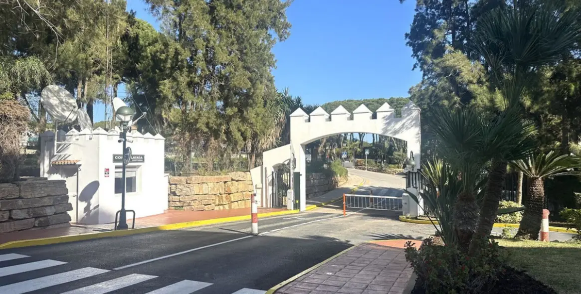 Продажа апартаментов на первом этаже в Calahonda 56