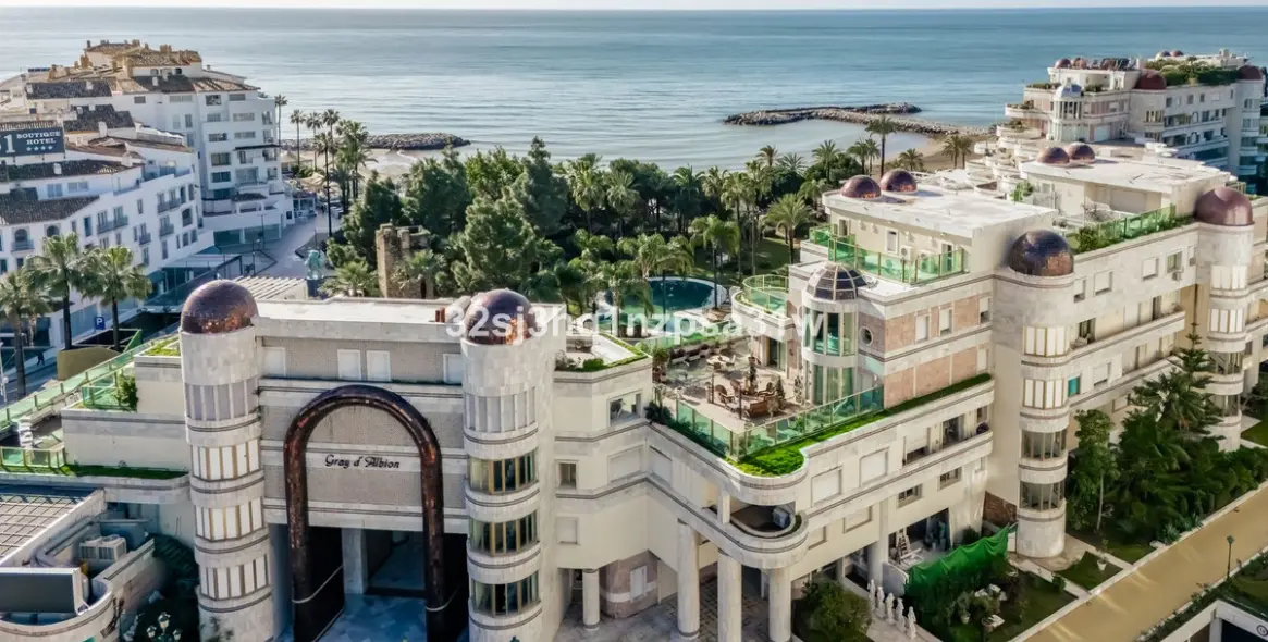 Venta de apartamento en planta media en Marbella 2