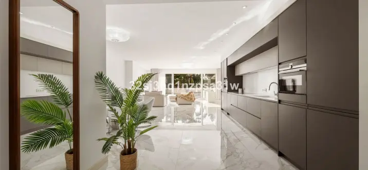 Venta de apartamento en planta media en Marbella 2