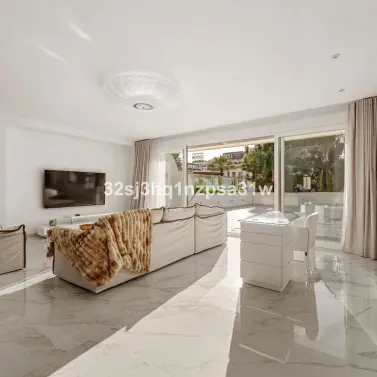 Venta de apartamento en planta media en Marbella