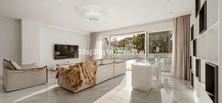 Venta de apartamento en planta media en Marbella 3